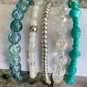 ✔️✔️NEW- Set of 5 Stretch Bracelets with Charms
